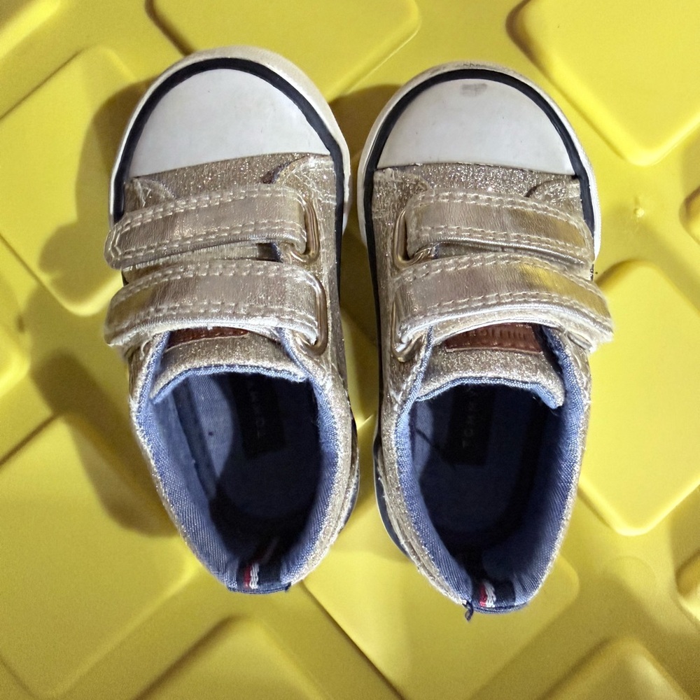 Toddler Shoes - size 5 - Picture 3 of 6